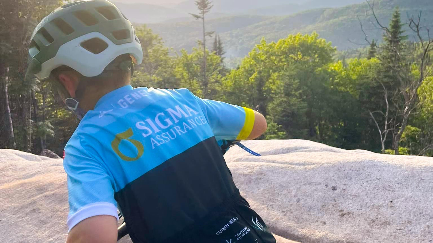 Jeunes en vélo de montagne avec le maillot du Club Sigma Assurance