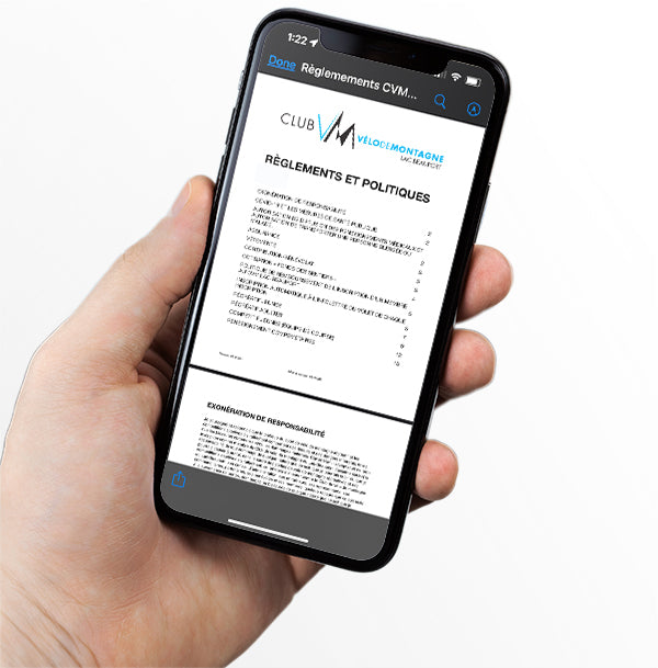 Iphone tenu en main avec les règlements CVM sigma Assurance affichés